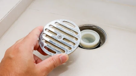 Smrdi vam iz odvoda čim padne kiša? Vodoinstalater otkrio rešenje za 100 dinara!