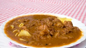 Kada se soli meso za gulaš? Ako hoćete da bude kao iz restorana i da se ne raspada, tajming je jako važan
