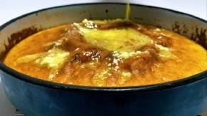 Gibanica od kukuruznog brašna, prelivena kajmakom, čisto zadovoljstvo za telo i dušu