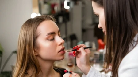 Mat karmini su prošlost: Novi trend čini usne punijim bez filera i igala