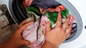 Zaboravili ste veš u mašini preko noći? Evo tačno posle koliko sati počinje da smrdi
