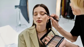Niko ovo sada ne podnosi, a realno će se vratiti kao bumerang: Trend u šminkanju koji "plaši ljude", ali daje jako dobar efekat