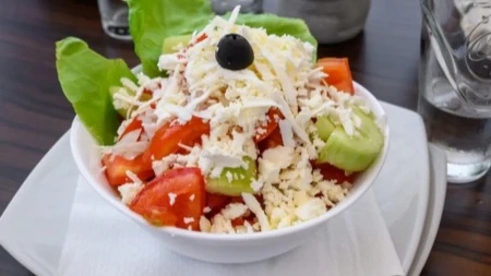 Šopska salata nikad ne uspeva kod kuće? Evo zašto je u kafani potpuno drugačija