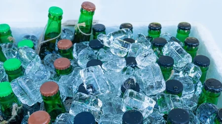 Ovaj trik hladi piće brže od frižidera! Uz sastojak iz kuhinje biće ledeno za 5 minuta