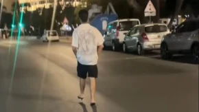 Kada se žena umori, tu su muškarci da uskoče u pomoć: One na ravno, a oni na štikle, i vidi ti ovo - hodaju bolje od devojaka