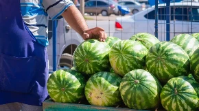 „Slađa od tuđe žene“: Zbog natpisa prodavca smeje se ceo region!