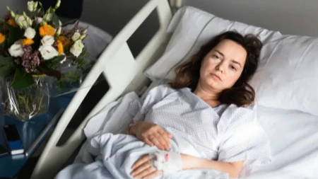 Kosi i mlađe od 50 godina: Ova 4 simptoma raka debelog creva svi zanemaruju!