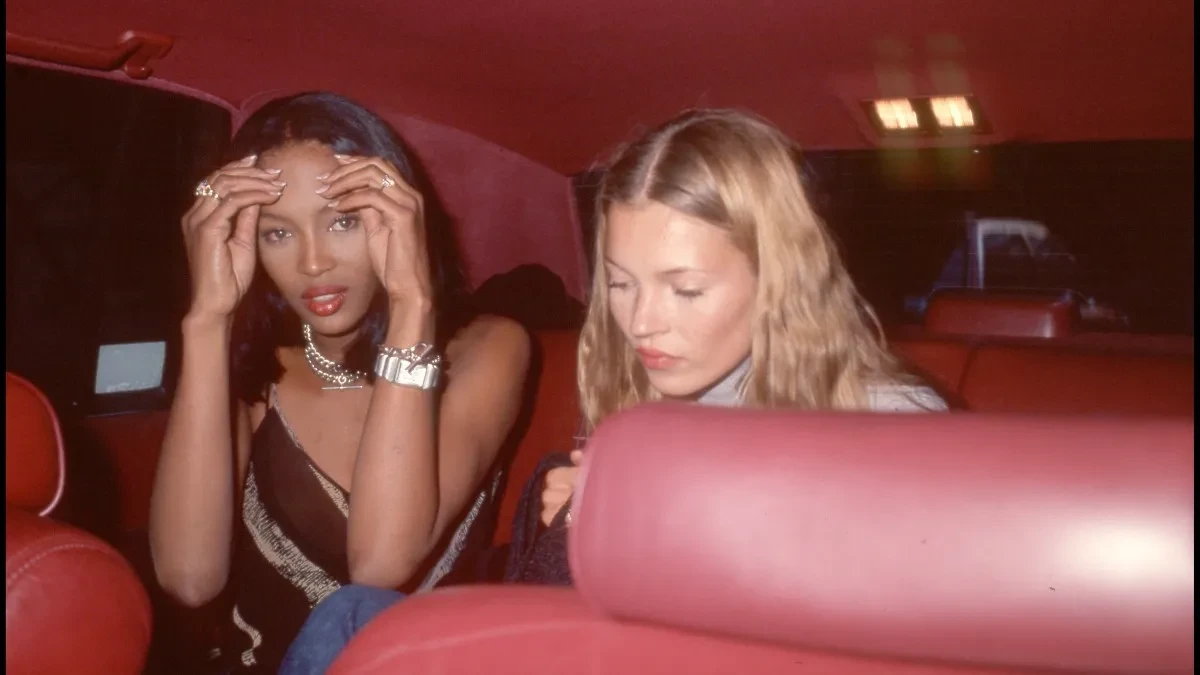 Vratila se kultna torbica iz 90-ih! Nekada je bila statusni simbol, a sada se prodaje kao alva!