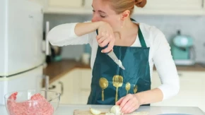 Neće vam više ni suzica krenuti: Evo kako da isečete luk bez peckanja očiju