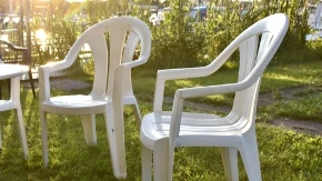Čišćenje plastičnih stolica nikad nije bilo lakše! Istrljajte ih ovom tečnošću, biće kao tek kupljene!