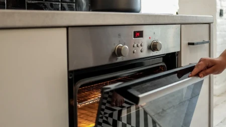 Svi se pitaju šta znače crne tačkice na rerni, je l' da? Evo šta znače, nisu tu samo kao ukras