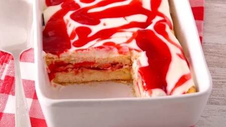 Torta od keksa i malina gotova za 15 minuta: Nema rerne, a smaže se brzinom munje