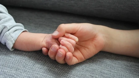 Dečak (7) spasio mlađeg brata: Bebi život visio o koncu, ali je njegova brza reakcija sprečila tragediju