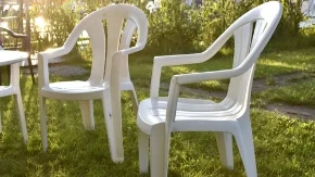 Ima da budu bele kao da ste ih tek izneli iz prodavnice: Kako očistiti bele plastične stolice?