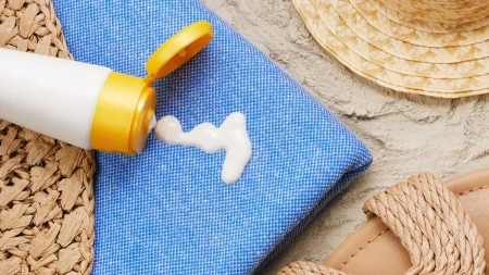 Kako izvući fleke od kreme za sunčanje? Stanite im na put pre nego što unište vaše omiljene stvari