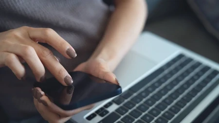 Da li laptop, mobilni telefon i računar zaista utiču na plodnost?