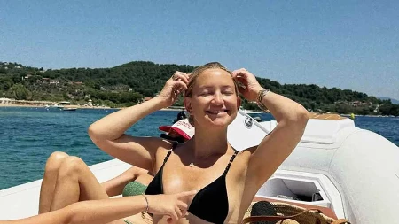 Holivudska bomba u vrelom bikiniju zapalila Grčku! Muškarci ne skidaju pogled, uživa na ostrvu koje Srbi obožavaju