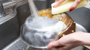 Zagoreli tiganj izgleda kao da mu nema spasa? Uzmite krompir i sodu, rezultat će vas iznenaditi