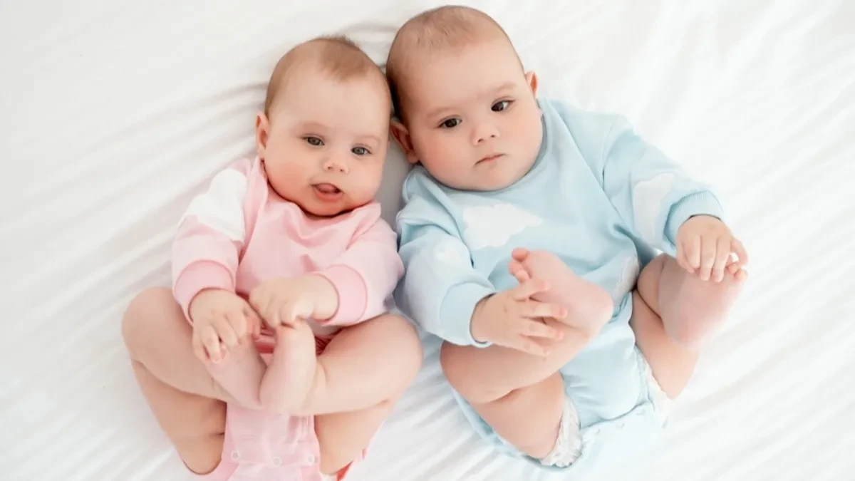 Bliznakinje raspilavile milion ljudi: Bebe nisu htele da spavaju, evo šta su radile