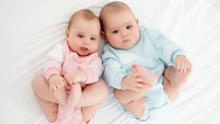 Bliznakinje raspilavile milion ljudi: Bebe nisu htele da spavaju, evo šta su radile