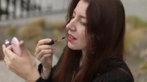 Nijanse karmina koje brišu godine sa lica: Ten odmah izgleda svežije, toplije i mlađe