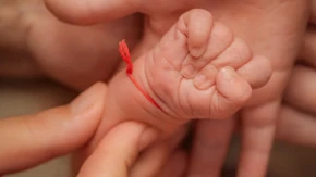 Uoči Preobraženja žene vezuju crveni ili beli konac oko ruke: Evo šta ovaj običaj znači, a šta je važno znati prema učenju Crkve