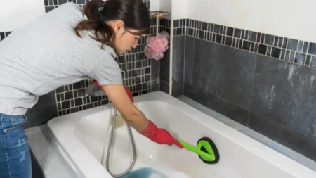 Ova dva sredstva nikada ne mešajte dok čistite kuću: Dovoljno je nekoliko sekundi da se oslobodi otrovan gas