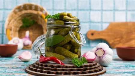Ovako su naše bake kiselile krastavce: Krckaju kao prvog dana, a tajna je u jednom koraku pred zatvaranje tegli