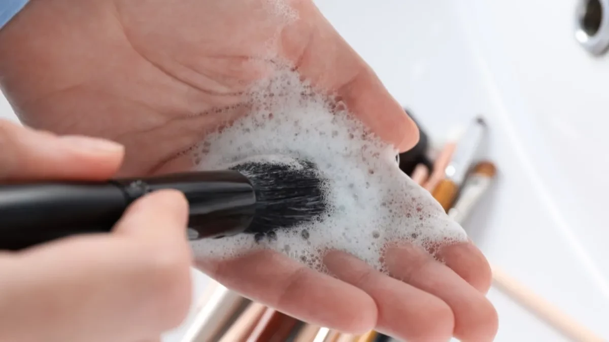 Priznajte koliko ih često perete i zašto nikad baš? Koliko često treba čistiti četkice za šminkanje?