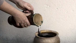 Da li ste se ikada zapitali šta znači prosipanje vode za nekim? Naše bake su ovo radile obavezno, evo i zašto