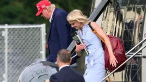 Ko je plavuša koja se ne odvaja od Trampa? Melanija je zatekla noću u privatnim odajama, a poruka koju mu je napisala podigla je prašinu