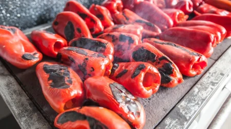 Kod nas je pečenje paprika mali porodični praznik: Tetka Rada me je naučila caku kako se kožica skida u jednom potezu