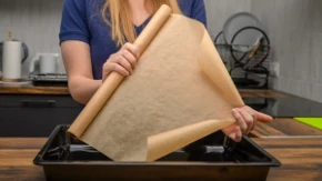Pek papir vam stalno beži iz kalupa? Uradite ovo pre nego što sipate testo