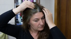 Sedu kosu sakrijem bez farbanja! Sok od ovog povrća mi vrati prirodnu boju posle jednog pranja!