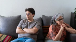 Odraslo dete je stalno grubo prema roditeljima: Zašto se to dešava i gde treba povući granicu