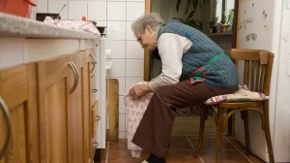 Muž ju je 35 godina terao da svake večeri popije čašicu: Posle njegove smrti odnela flašu na analizu