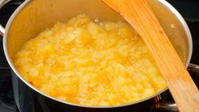 Jabuke se neće raskuvati, a kriške će ostati providne: Otkrivena tajna za ćilibarski džem "kao kod bake"