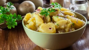 Ista kao i u najboljim kafanama u Srbiji, ali po receptu Marte Stjuart: Ovaj trik popravlja ukus krompir salate