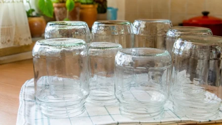 Sterilišite tegle za 30 sekundi! Nema vrele vode, kuvanja i opekotina, oduševiće vas ovaj trik!