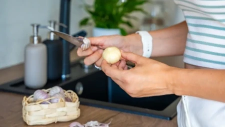 Nećete više ići među ljude dok vam se ruke osećaju na beli luk: 1 stvar iz kuhinje ubija miris momentalno