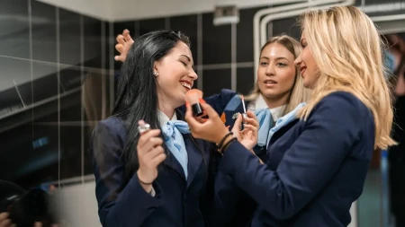 Kako da parfem duže traje, ove trikove koriste stjuardese: Mirišu tokom celog leta, ne može im ništa suv vazduh