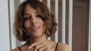 Skinula se u toples i svi su zanemeli! Niko ne veruje da zgodna glumica puni 60 godina