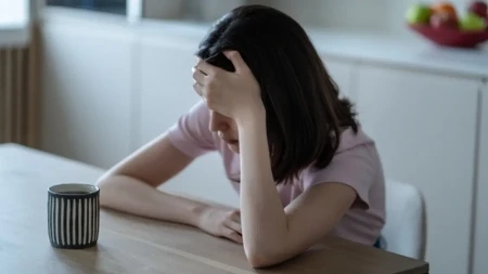 Jutarnja glavobolja i dehidracija idu u paru: Problem nije kafa, nego greška koju svi prave 8 sati pre buđenja