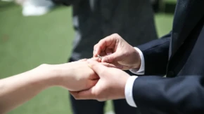Ispao prsten na venčanju: Svi se digli na noge, ali džabe, samo on je uspeo da ga pronađe