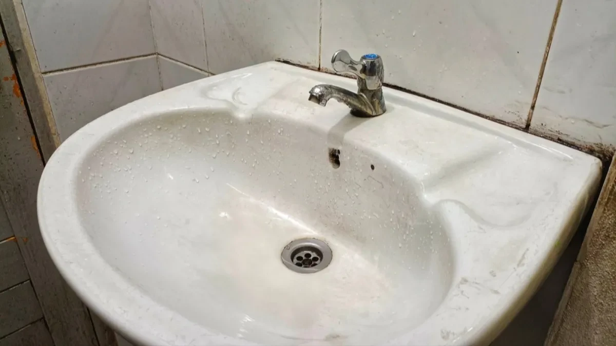 Ne treba da stružete, ovo sve izjede, spada i crnilo i žutilo: Evo kako očistiti lavabo, spada sva prljavština koja se nakupila