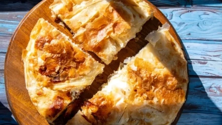 Ovako ako se zalije, bude bolji nego u najboljoj pekari u Srbiji, a svi znate koja je: Kako ispeći burek kod kuće?