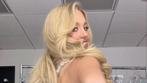 Ni Pamela Anderson ovo nije radila! Zgodna glumica pred kamerama najbezobraznije provocira!