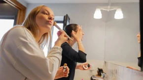 Ne, ne ide samo na obraze, evo gde žene sada obožavaju da ga furaju: Rumenilo koje privlači poglede, izgledate svežije i zdravije