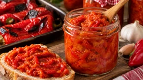 Zaboravite na mlevenje paprike: Ovaj ajvar domaćice sve češće prave, a ukus mu je još bolji