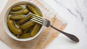 Najbolja mera za kisele krastavčiće postoji, nemojte preterati: Koliko soli treba da se stavi?